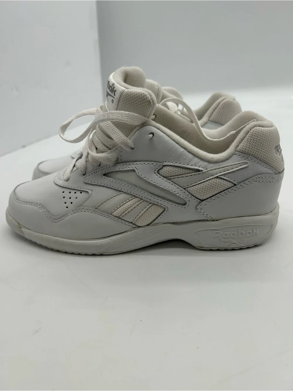 Reebok Vintage Women’s Dmv Comfort Walk Shoes size 6